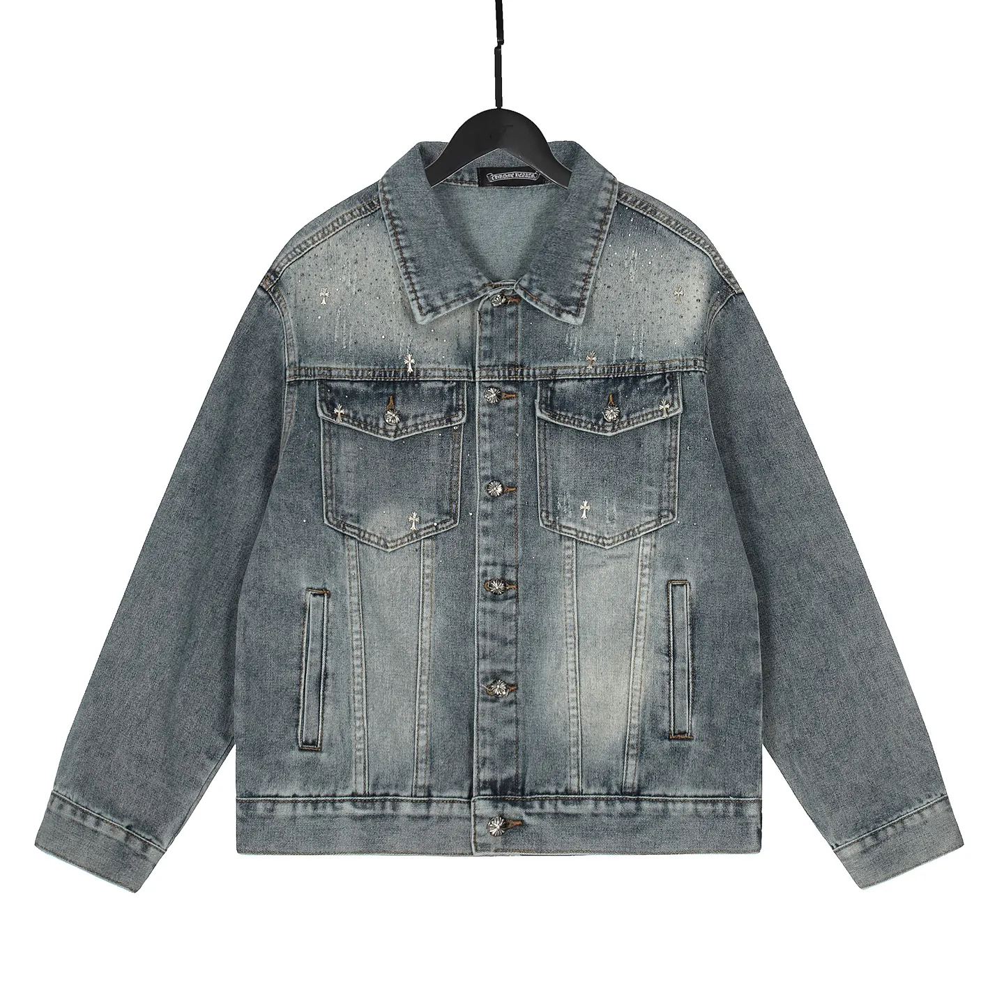 P270 💰 Chrome Hearts Chrome Hearts Cross Hot Diamond Denim Jacket OS version can be worn by both men and women! The fabric is made of twill gauze cotton fabric! The texture is clear and smooth, not easy to wrinkle or fade! The embroidery process is complex and repetitive. There are more than 20 leather labels. It takes 6 repeated embroidery steps to complete the back body. The requirements for the embroidery machine are very strict, and the distance is 45 cm! It won’t work if the spacing is too big, and it won’t work if it’s too small! We make clothes with care, and every detail must be restored one to one! The hardware is all carved and cast, and they are all genuine from the original factory! This piece of clothing consumes a lot of material, with more than 3 meters of material used for one piece of clothing! After the garment is made, it needs to be fixed at high temperature, washed at a water temperature of more than 70 degrees, and softened by adding softener to make the upper body softer and smoother! There is a flap on the sleeve that can be stored into short sleeves! Adapt it to that understanding Color: Picture color Size: S-M-L-XL